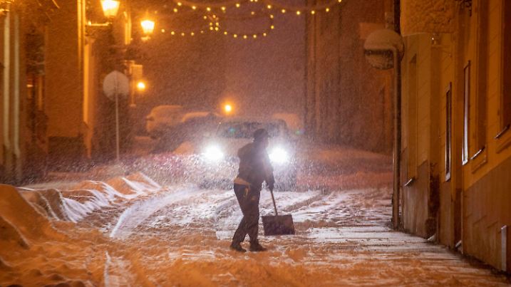 23.01.2021, Sachsen, Annaberg-Buchholz: Neuschnee in Sachsen. Starker Schneefall in Annaberg-Buchholz. Foto: Bernd März/dpa +++ dpa-Bildfunk +++