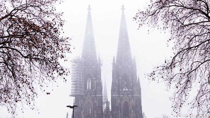 Der Kölner Dom an einem Wintertag. Der Kölner Kardinal Rainer Maria Woelki steht seit Monaten in der Kritik, weil er ein von ihm selbst in Auftrag gegebenes Gutachten zum Umgang des Erzbistums mit Vorwürfen des sexuellen Missbrauchs unter Verschluss hält. Themenbild, Symbolbild Köln, 17.01.2021 *** Cologne Cathedral on a winter day Cologne Cardinal Rainer Maria Woelki has been criticized for months for keeping a report he himself commissioned on the archdioceses handling of allegations of sexual abuse under wraps Topic image, symbol image Cologne, 17 01 2021 Foto:xC.xHardtx/xFuturexImage