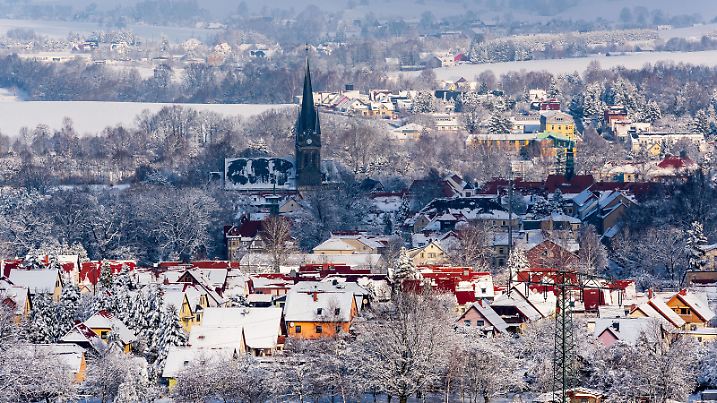  25.01.2021, Deutschland,Sachsen, Sächsische Schweiz, Neustadt: Blick von der Götzinger Höhe auf Neustadt in Sachsen im Winter. *** 25 01 2021, Germany,Saxony, Saxon Switzerland, Neustadt View from the Götzinger Höhe to Neustadt in Saxony in wintertime