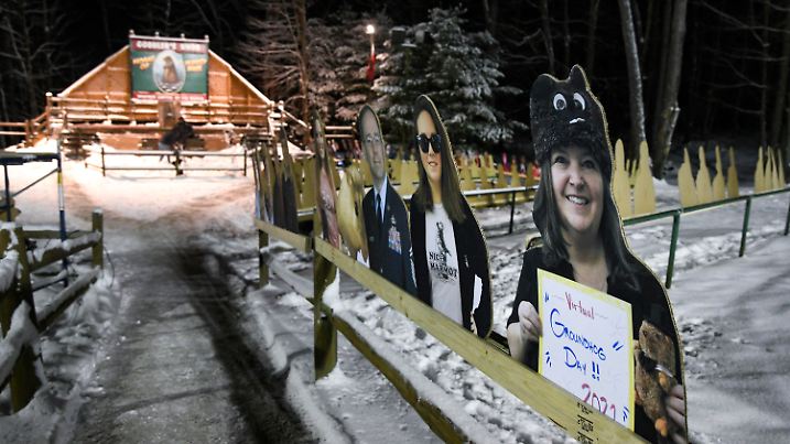 02.02.2021, USA, Punxsutawney: Pappausschnitte von Murmeltierliebhabern schmücken Gobbler's Knob für die 135. Feier des Murmeltiertages in Punxsutawney, Pa., Dienstag, 2. Februar 2021. Die diesjährige Veranstaltung fand wegen möglicher COVID-19-Risiken ohne Teilnehmer statt. Foto: Barry Reeger/FR171704 AP/dpa +++ dpa-Bildfunk +++