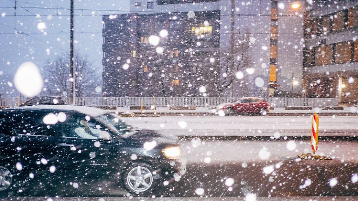 12.02.2018, Niedersachsen, Hannover: Autos fahren in Linden durch den Schneeregen. Foto: Ole Spata/dpa +++ dpa-Bildfunk +++