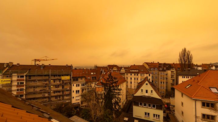 Seltenes Wetterphänomen in Stuttgart und ganz Süddeutschland. Staub und Sand aus der Sahara liegen in der Luft und färben den Himmel schwefelgelb. Gleichzeitig ist die Sichtweite begrenzt. // 06.02.2021, Deutschland, Baden-Württemberg, Stuttgart. *** Rare weather phenomenon in Stuttgart and the whole of southern Germany Dust and sand from the Sahara lie in the air and colour the sky sulphur yellow At the same time visibility is limited 06 02 2021, Germany, Baden Württemberg, Stuttgart 