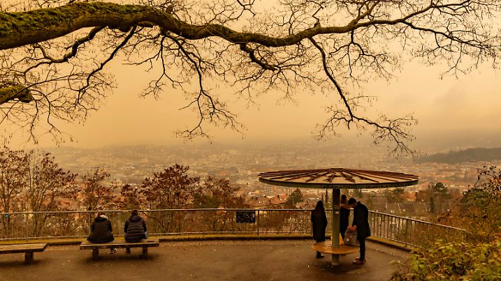 Seltenes Wetterphänomen in Stuttgart und ganz Süddeutschland. Staub und Sand aus der Sahara liegen in der Luft und färben den Himmel schwefelgelb. Gleichzeitig ist die Sichtweite begrenzt. // 06.02.2021, Deutschland, Baden-Württemberg, Stuttgart. *** Rare weather phenomenon in Stuttgart and the whole of southern Germany Dust and sand from the Sahara lie in the air and colour the sky sulphur yellow At the same time visibility is limited 06 02 2021, Germany, Baden Württemberg, Stuttgart 