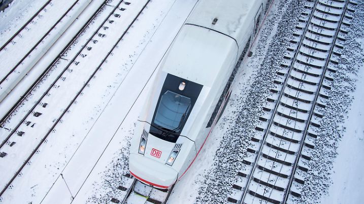 30.01.2021, Hamburg: Ein ICE fährt auf einem verschneiten Gleis. Foto: Daniel Bockwoldt/dpa +++ dpa-Bildfunk +++