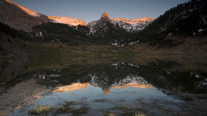 Schottmalhorn spiegelt sich im Funtensee, Steinernes Meer, Nationalpark Berchtesgaden, Bayern, Deutschland, Europa