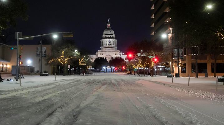 News Bilder des Tages February 15, 2021, Austin, Texas, USA: A rare winter snowfall measuring at least half a foot hits central Texas as the State Capitol and Congress Avenue becomes nearly impassable. Rolling power blackouts have been instituted to save critical electricity. Austin USA - ZUMAd150 20210215_znp_d150_014 Copyright: xBobxDaemmrichx
