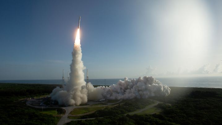 FILE PHOTO: A United Launch Alliance Atlas V rocket carrying NASA's Mars 2020 Perseverance Rover vehicle takes off from Cape Canaveral Air Force Station in Cape Canaveral, Florida, U.S. July 30, 2020.  NASA/Joel Kowsky/Handout via REUTERS.  MANDATORY CREDIT. THIS IMAGE HAS BEEN SUPPLIED BY A THIRD PARTY./File Photo