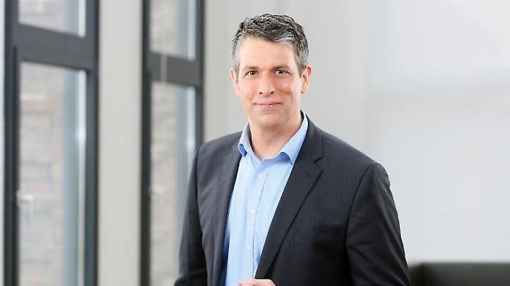 Das Bild zeigt den RTL-Meteorologen Björn Alexander