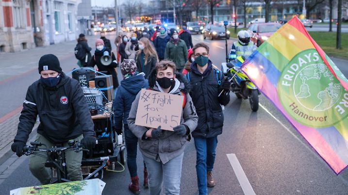 ARCHIV - 11.12.2020, Niedersachsen, Hannover: Aktivisten der Klimabewegung ·Fridays for Future· demonstrieren zum globalem Streikttag mit einem «Walk of Shame» in der Innenstadt. Sie fordern von der Politik im Umgang mit dem Klimawandel dieselbe Entschlossenheit wie in der Corona-Krise. Foto: Ole Spata/dpa +++ dpa-Bildfunk +++