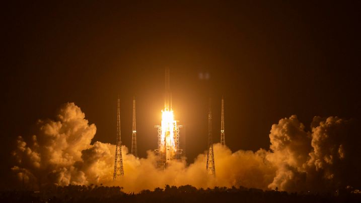 ARCHIV - 24.11.2020, China, Wenchang: Eine Rakete vom Typ «Langer Marsch 5», die das Raumschiff «Chang'e 5» auf den Weg zum Erdtrabanten bringen sollte, startet auf der Startrampe des Wenchang Space Launch Center. China dürfte mit dem Raumschiff «Chang'e 5» erneut auf dem Mond landen. (zu dpa «Mond, Mars, Hollywood: Weltweite Pläne für Reisen ins All») Foto: Mark Schiefelbein/AP/dpa +++ dpa-Bildfunk +++