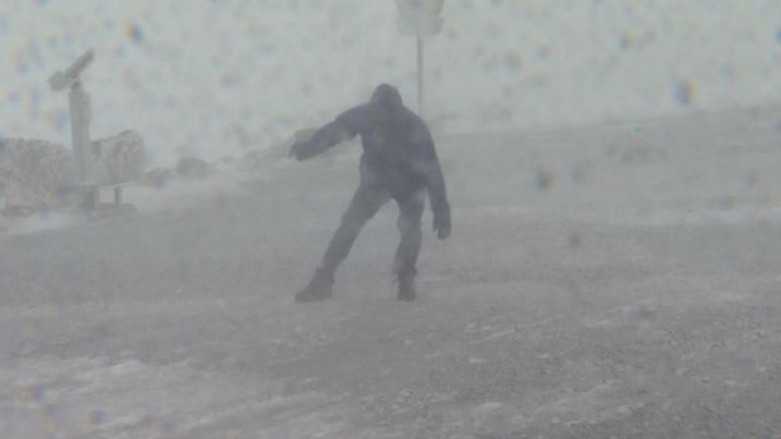 Schneesturm fegt mit 130 Km/h über den Brocken Nach Sturm Klaus ist bereits das nächste Sturmtief im Anmarsch. Luis fegte bereits am Vormittag über den Harz. Auf dem Brocken herrschten Blizzard ähnliche Verhältnisse. Sturmböen mit bis zu 130 Km/h und gleichzeitiger Schneefall hält selbst die Wagemutigsten kaum auf den Beinen. Nationalpark-Ranger warnen Wanderer vor Betreten des Brockens, es besteht Gefahr für Leib und Leben. / Unwetter, Sturm, Orkan, Tornado, Brocken, Sachsen-Anhalt, Niedersachsen, Harz, Wandern, Extremwetter, Schneefall, Blizzard, Schneeverwehungen, Wetterbild, Meteorologen, Wettervorhersage, Wetterprognose, Deutschland *** Blizzard sweeps with 130 Km h over the Brocken After storm Klaus is alr Copyright: xMartinxDziadekx 
