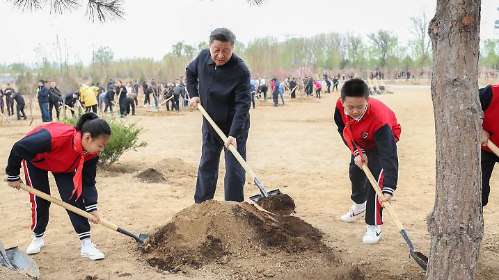 02.04.2021, China, Peking: Xi Jinping, Präsident von China, pflanzt während einer Baumpflanzaktion im Bezirk Chaoyang einen Baum. An der Aktion nahmen einige führende Politiker teil. Foto: Huang Jingwen/XinHua/dpa +++ dpa-Bildfunk +++