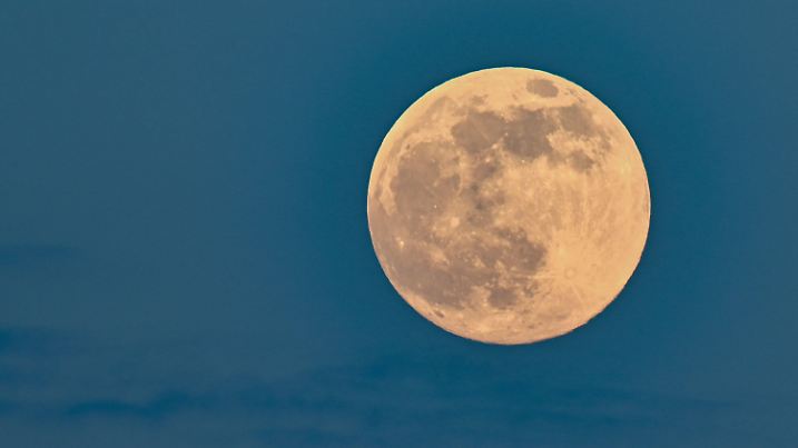 26.04.2021, Brandenburg, Sieversdorf: Der aufgehenden Mond leuchtet am Abendhimmel. Der zunehmende Mond ist an diesem Abend zu 99,7 Prozent sichtbar. Am 27. April 2021 kommt es zu einem sogenannten "Supermond". Dann ist die Entfernung zwischen Mond und Erde geringer als sonst. Foto: Patrick Pleul/dpa-Zentralbild/dpa +++ dpa-Bildfunk +++