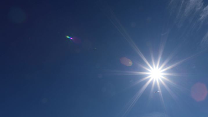  Sommer im Siegerland, die naechsten Tage sollen sehr Heiss werden, die Sonne strahlt vom blauen Himmel Sommer im Siegerland am 30.07.2020 in Siegen/Deutschland. *** Summer in the Siegerland, the next days will be very hot, the sun shines from the blue sky Summer in the Siegerland on 30 07 2020 in Siegen Germany