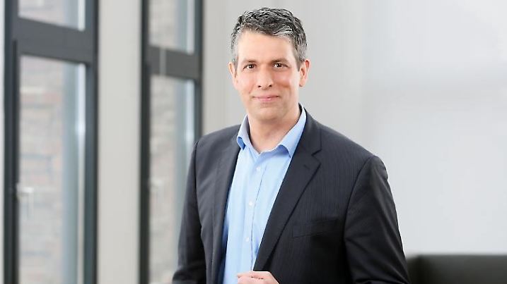 Das Bild zeigt den RTL-Meteorologen Björn Alexander