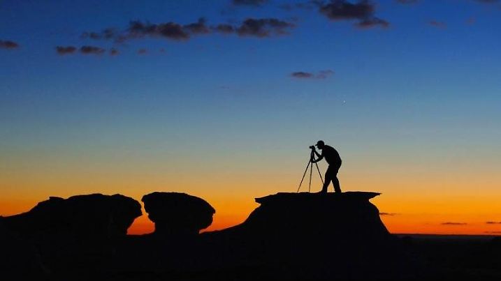 Die "blaue Stunde" kurz vor Sonnenauf- und Sonnenuntergang sorgt für spektakuläre Farbenspiele. Wer dann noch ein Stativ dabei hat, fotografiert auch bei langen Verschlusszeiten ohne Verwackler. Foto: bildagentur-online.de