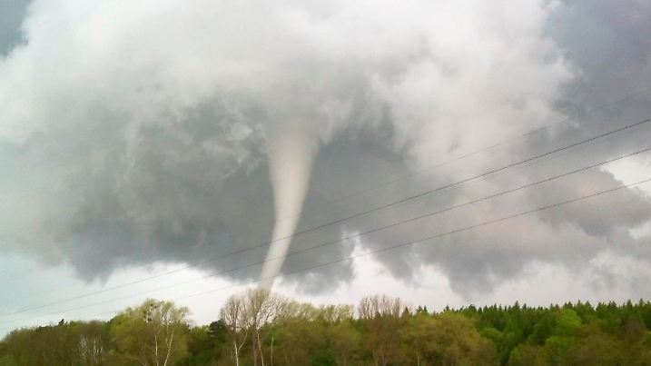 ARCHIV - 05.05.2015, Mecklenburg-Vorpommern, ---: Die am frühen Abend entstandene Aufnahme zeigt eine Windhose über einem Waldstück ca 15 Kilometer von Bützow entfernt. Der Tornado, der am Abend des 05.05.2015 durch Bützow fegte, hatte einen Schaden von rund 40 Millionen Euro angerichtet. Foto: picture alliance / Hein-Godehart Petschulat/dpa - ACHTUNG: Nur zur redaktionellen Verwendung im Zusammenhang mit der aktuellen Berichterstattung und nur mit vollständiger Nennung des vorstehenden Credits +++ dpa-Bildfunk +++