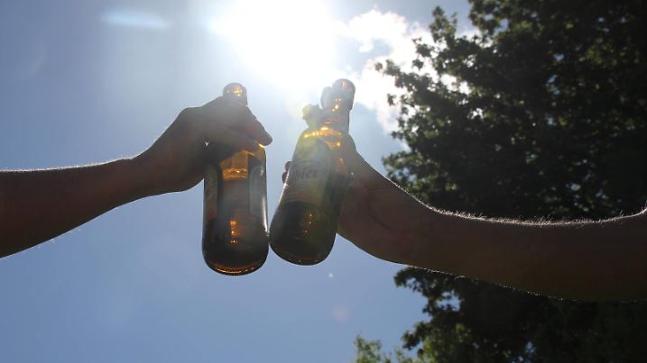 News - Wetter an Vatertag: Niedersachsen feiern weitestgehend friedlich an Himmelfahrt. Niedersachsen. Die Temperaturen schießen in die Höhe. - Niedersachen verhalten sich an Himmelfahrt weitestgehend friedlich und genießen die Sonne bei Temperaturen um die 25 Grad Celsius / Wetter, Hitze, Vatertag, Himmelfahrt, Christi Himmelfahrt, Bollerwagen, Bier, Sommer, Sonne, Sonnenschein, Wetterprognose, Wochenende, Feiertag, Grillen, Meteorologe, Nachrichten, Wettervorhersage, Sommerwetter, Unwetter, Regen, Bier, Grillen, Salzgitter, Goslar, Harz, Braunschweig, Hannover, Temperaturen, Wetterumschwung, Mai, Juni Niedersachsen Deutschland *** News Weather on Fathers Day Lower Saxony celebrate as far as possible peacefully on Ascension Day Lower Copyright: xMartinxDziadekx 