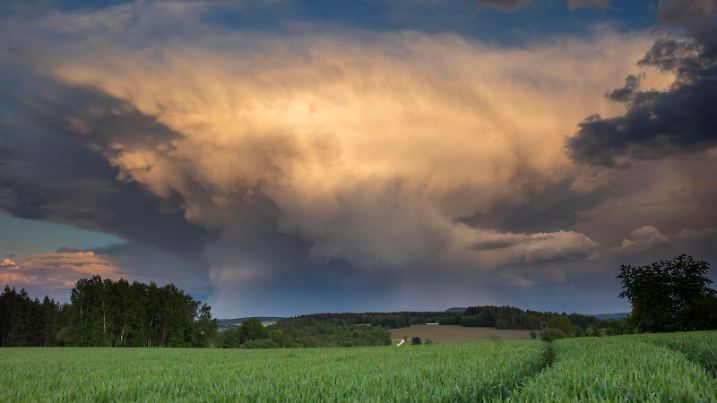  200602 Wetter. Was für ein Naturschauspiel am Dienstagabend im Erzgebirge. Ein Höhentief brachte in Ostdeutschland einige zum Teil kräftige Schauer und Gewitter. Die Reste der Gewitter erreichten am Abend das Erzgebirge. Dabei gab es dank der tiefstehenden Sonne enorme Lichtkontraste. Ein bedrohlicher Himmel stand gegenüber der kräftigen Sonne. Diese strahlte Annaberg-Buchholz an. An den Schauer sah man eine sogenannte Böenfront. Kalte Luft dringt dabei unter dem Schauer nach vorn und formt eine Art Keil aus den Wolken. Im Sommer kann es an diesem Bereich zu heftigen Windböen kommen, im Erzgebirge gab es zum Glück nur ein laues Lüftchen. Über der St. Annen Kirche dachte man sogar, ein Tornado könnte entstehen. Dieser blieb aus, e