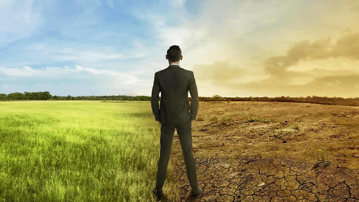 Asian businessman standing between different climate Copyright: xh9imagesx Panthermedia22019597 ,model released, Symbolfoto