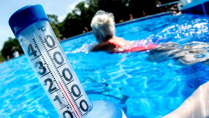 24.06.2019, Niedersachsen, Hannover: Ein schwimmendes Thermometer zeigt in einem Becken im Kleefelder Bad eine Wassertemperatur von knapp 24 Grad Celsius an. Foto: Hauke-Christian Dittrich/dpa +++ dpa-Bildfunk +++