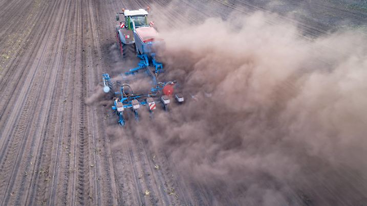  Agrarfoto - Luftaufnahme, Landtechnik bei großer Trockenheit im Einsatz. Maisbestellung mit starker Staubentwicklung. Luftaufnahme eines Schleppers mit Maislegegerät im Einsatz. Landkreis Osnabrück Niedersachsen Deutschland *** Agrarfoto Aerial photograph, agricultural machinery in operation during severe drought Maize cultivation with heavy dust generation Aerial photograph of a tractor with maize planter in operation District of Osnabrück Lower Saxony Germany 