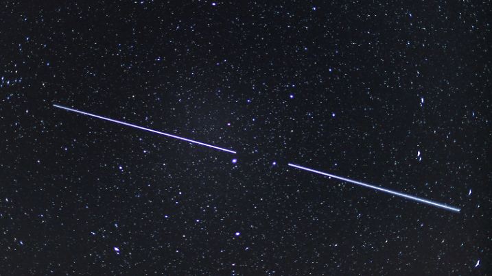 ARCHIV - 18.04.2020, Brandenburg, Sieversdorf: Zwei «Starlink»-Satelliten sind als Lichtstreifen am Nachthimmel zu sehen (Aufnahme mit einer Belichtungszeit von 15 Sekunden). Firmen wie SpaceX, OneWeb und Amazon liefern sich ein Wettrennen um Internet aus dem All. Zehntausende Satelliten sind geplant. Aus strategischen Gründen will auch China ein Meganetz bauen. (Zu dpa «Erdorbit füllt sich - Auch China plant Satellitennetz für's Internet») Foto: Patrick Pleul/dpa-Zentralbild/dpa +++ dpa-Bildfunk +++