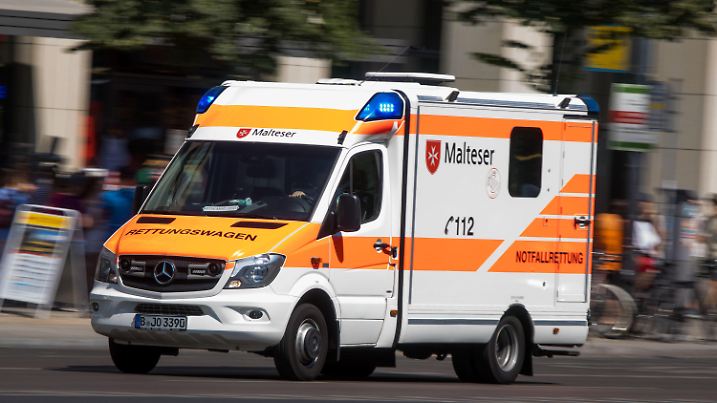 ARCHIV - 31.07.2018, Berlin: Ein Rettungswagen ist mit Blaulicht im Zentrum von Berlin unterwegs. (zu "Klimawandel: Fast 500 Hitzetote im Vorjahr in Berlin") Foto: Jens Büttner/dpa-Zentralbild/dpa +++ dpa-Bildfunk +++