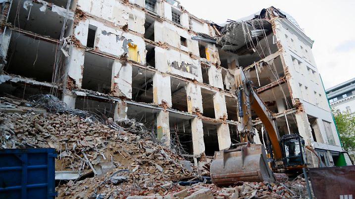  LEINER-Abriss: heftige Kritik am neuen Bauprojekt LEiNER-Haus wird KaDeWe Wien Wien, Mariahilferstrasse, Mariahilfer Straße, 20.05.2021 LEINER - Zentrale wird abgerissen und an dieser Stelle baut SIGNA - Group / Rene BENKO ein Wiener Kaufhaus und Hotel. Kaufhauskett kika / Leiner, Umbauarbeiten, Abriss Wien Austria *** LEINER demolition fierce criticism of the new construction project LEiNER house will be KaDeWe Vienna Vienna, Mariahilferstrasse, Mariahilfer Strasse, 20 05 2021 LEINER headquarters will be demolished and on this site SIGNA Group Rene BENKO builds a Viennese department store and hotel Kaufhauskett kika Leiner, remodeling, demolition Vienna Austria AVN101002503014