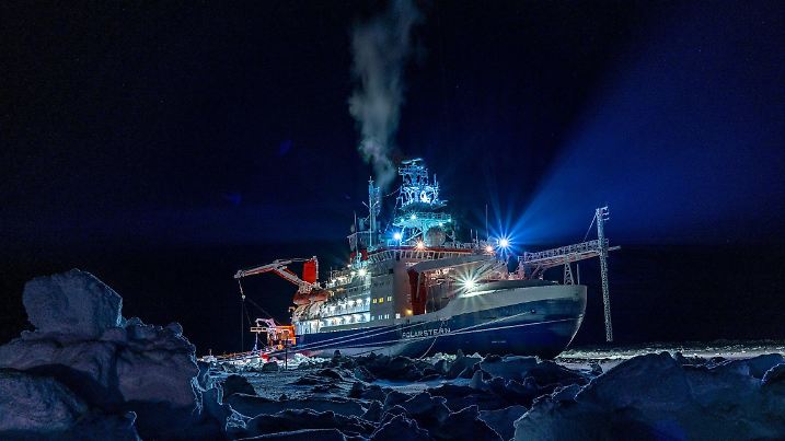 HANDOUT - 24.04.2020, Arktis: Das Forschungsschiff «Polarstern» liegt während der einjährigen «Mosaic»-Expedition in der zentralen Arktis. Acht Monate nach der Rückkehr des Schiffes haben Wissenschaftler erste Erkenntnisse vorgestellt. Demnach hat sich das Eis während der einjährigen Expedition schneller zurückgezogen als je zuvor seit Beginn der Aufzeichnungen. (zu dpa: «Forscher: Arktis zog sich 2020 schneller zurück als je zuvor») Foto: Lukas Piotrowski/Heli Service International/dpa - ACHTUNG: Nur zur redaktionellen Verwendung im Zusammenhang mit der aktuellen Berichterstattung zur Pressekonferenz vom 15.6. mit der Bundeministerin für Bildung und Forschung Frau Anja Karliczek. Das Bild ausschließlich am 15.06.2021 genutzt werden und nur mit vollständiger Nennung des vorstehenden Credits +++ dpa-Bildfunk +++
