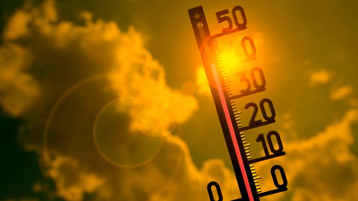 Symbolbild Hitzewelle, Thermometer in der Sonne, 41 Grad Celsius, Baden-Württemberg, Deutschland Hitzewelle *** Symbol image Heat wave, thermometer in the sun, 41 degrees Celsius, Baden Württemberg, Germany Heat wave