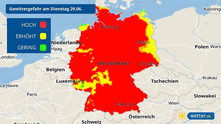 Die Deutschlandkarte ist eingefärbt. Meistens in roter Farbe, was wiederum einem hohen Gewitterpotenzial entspricht.