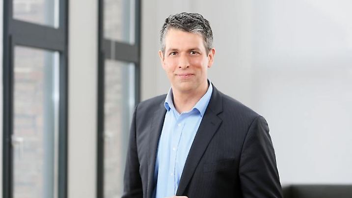 Das Bild zeigt den RTL-Meteorologen Björn Alexander