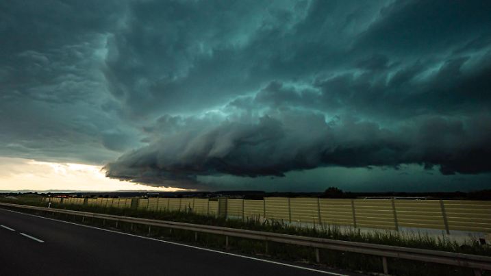  Massives orkanartiges Unwetter mit Shelf Cloud zieht an A8 bei Esslingen auf - O-Töne mit Autofahrern - Reporter sucht Schutz in Tankstelle Massives orkanartiges Unwetter mit Shelf Cloud zieht an A8 bei Ostfildern auf - Reporter sucht Schutz in Tankstelle mit anderen Autofahrern - starke Bilder vom Unwetter  O-Toene von SchutzsuchendenBaden-Württemberg, 73765 Neuhausen auf den Fildern, Deutschland *** Massive hurricane-like storm with shelf cloud moves up A8 near Esslingen O sounds with motorists Reporter seeks shelter in gas station Massive hurricane-like storm with shelf cloud moves up A8 near Ostfildern Reporter seeks shelter in gas station with other motorists strong images of storm O sounds of shelter seekersBaden Württemberg, 7376 Copyright: 7aktuell.dex xAlexanderxHald