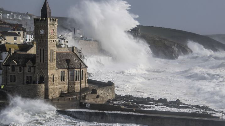 October 16, 2017 - Portleven, Cornwall, UK - Portleven, UK. Huge waves batter the coastline at Portleven in Cornwall as the remnants of storm system Ophelia reaches the UK. The Met Office has issued an Amber weather warning, with a good chance that power cuts may occur, with the potential to affect other services, such as mobile phone coverage |