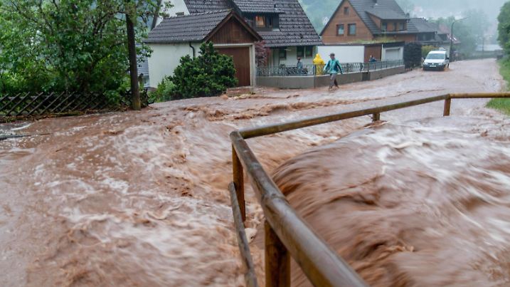 Heftiges Unwetter über dem Landkreis Calw: Superzelle bringt extremen Starkregen, Hagel und schweres Gewitter über Altensteig - Wasser schießt wie ein reißender Fluss durch den Ort - Erdrutsche lassen Hangtreppe abreißen - Binnen weniger Minuten ver Die schweren Unwetter gehen weiter: Am Montagabend zog eine heftige Unwetterfront über den Südwesten hinweg und richtete großen Schaden an. Gleich mehrere sog. Superzellen zogen am Abend über die Region hinweg und brachten extremen Starkregen, Hagel mit bis zu 4 Zentimetern, Sturm und Gewitter. *** Violent thunderstorm over the district of Calw Supercell brings extremely heavy rain, hail and heavy thunderstorm over Altensteig Water shoots like a torrential river through the village Copyright: xEinsatz-Report24x/xAaronxKlewerx