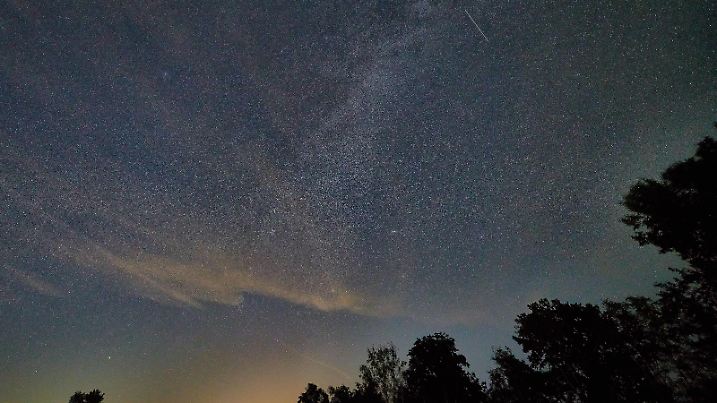  Meteoritenschauer am nächtlichen Sternenhimmel Perseiden, Sternschuppen erschienen im Monat August jährlich wiederkehrend, Flecken Langwedel Niedersachsen Deutschland *** meteorite showers in the nightly starry sky Perseids, star sheds appeared in the month of August annually recurring, spots Langwedel Lower Saxony Germany