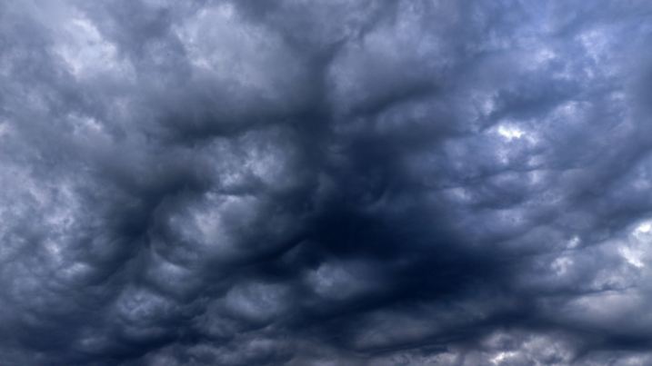  In den naechsten Tagen kann es immer wieder Regen geben, dunkle Wolken am Himmel ueber Siegen Symbolbild zum Thema Wetter, Unwetter, Sommer im Siegerland am 27.06.2020 in Siegen/Deutschland. *** In the next few days there may be rain again and again, dark clouds in the sky above Siegen Symbolic picture on the subject of weather, storms, summer in Siegerland on 27 06 2020 in Siegen Germany