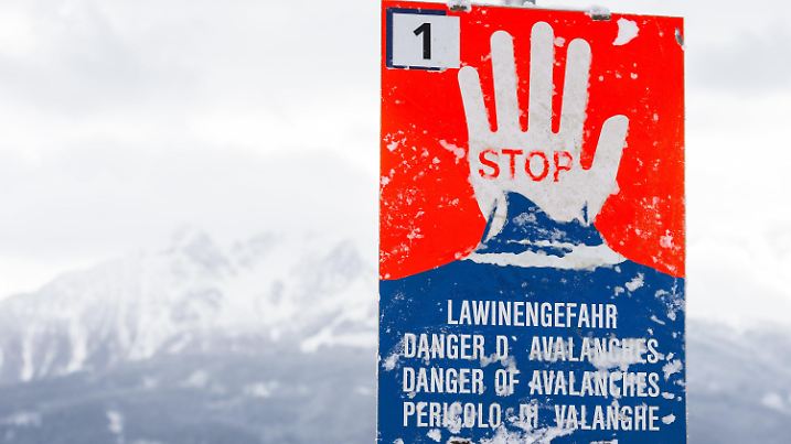 ARCHIV - 03.01.2019, Österreich, Innsbruck: ILLUSTRATION - Ein Warnschild mit der Aufschrift "Stop- Lawinengefahr" ist im Raum Innsbruck zu sehen. (ILLUSTRATION zu dpa: "Drei Deutsche bei Lawinenabgang in Österreich getötet" vom 13.01.2019) Foto: Jakob Gruber/APA/dpa +++ dpa-Bildfunk +++