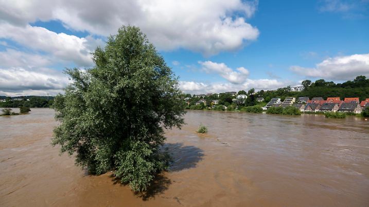  Hochwasser an der Ruhr, nach langen heftigen Regenfällen trat der Fluss aus dem Bett und überschwemmte die Landschaft und Ortschaften, der höchste Pegelstand, der je gemessen wurde, Hattingen, NRW, Deutschland Ruhr Hochwasser *** Flood at the Ruhr, after long heavy rainfalls the river came out of the bed and flooded the landscape and villages, the highest water level ever measured, Hattingen, NRW, Germany Ruhr floods