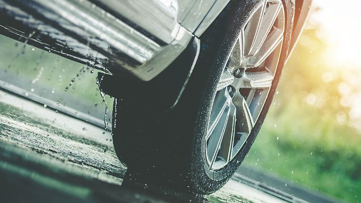 Aquaplaning droht, wenn das Wasser auf den Straßen nicht schnell genug abfließt.