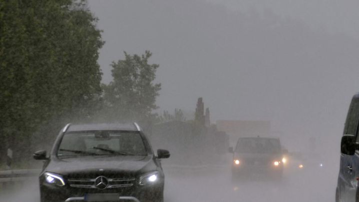 Bei Starkregen fahren die Autos am 03.06.2017 auf der Bundesstraße 10 bei Esslingen-Sirnau (Baden-Württemberg). Foto: Andreas Rosar/dpa | Verwendung weltweit