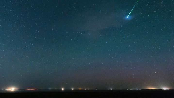ARCHIV - 12.08.2015, Pilsum: Der Sternenhimmel über Pilsum in Ostfriesland (Zu dpa "Wissenschaftler suchen über 1000 Sterne ab - keine Aliens entdeckt") Foto: Matthias Balk/dpa +++ dpa-Bildfunk +++