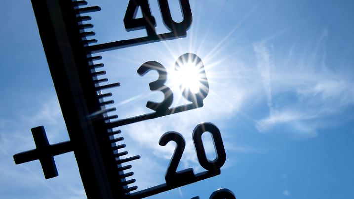 ARCHIV - 25.07.2019, Bayern, München: Ein Thermometer zeigt Temperaturen über 30 Grad an. Die Weltwetterorganisation (WMO) rechnet in den kommenden Monaten in Europa und dem Rest der nördlichen Hemisphäre sowie in den Tropen mit überdurchschnittlich hohen Temperaturen. Foto: Sven Hoppe/dpa +++ dpa-Bildfunk +++