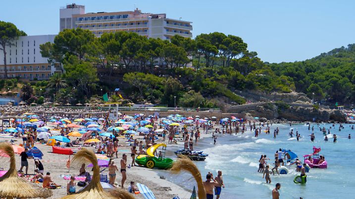 Strand von Paquera auf Mallorca, Spanien, im zweiten Jahr der Corona-Pandemie Hochsaison Sommer 2021 -Strand von Paquera auf Mallorca, Spanien, im zweiten Jahr der Corona-Pandemie Hochsaison Sommer 2021 -, Mallorca Balearische Inseln Spanien Santanyi *** Paquera beach in Mallorca, Spain, in the second year of the Corona pandemic high season summer 2021 Paquera beach in Mallorca, Spain, in the second year of the Corona pandemic high season summer 2021 , Mallorca Balearic Islands Spain Santanyi