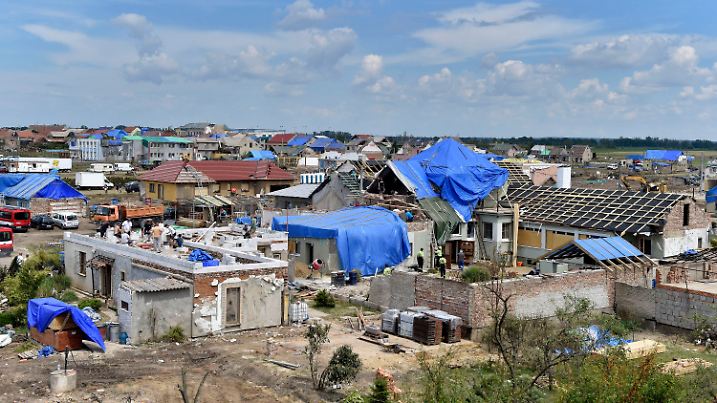 04.07.2021, Tschechien, Hruky: Die Dächer der durch den Tornado zerstörten Häuser in der Region Breclav sind mit Planen abgedeckt. Die Aufräumarbeiten nach dem zerstörerischen Tornado im Südosten Tschechiens werden fortgesetzt. Foto: álek Václav/CTK/dpa +++ dpa-Bildfunk +++