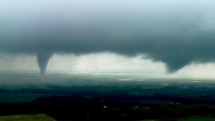 21.05.2019, USA, Crescent: Dieses Videostandbild zeigt zwei Trichterwolken. Ein intensives Sturmsystem breitet sich über Oklahoma aus. Die Wetterbehörde hat für das Gebiet die höchste Gefahrenstufe ausgerufen. Es sei mit Hagel und Orkanböen, sowie mit starken Tornados zu rechnen. Foto: Uncredited/KWTV-KOTV/AP/dpa +++ dpa-Bildfunk +++