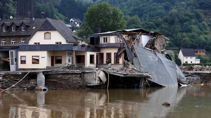 Nach dem Jahrhunderthochwasser in der Eifel durch heftige Regenfälle und Dauerregen mit Überschwemmungen und Überflutungen haben die Aufräumarbeiten im Ahrtal begonnen. Einheiten von Polizei, THW, Bundeswehr und Feuerwehr mitsamt vielen freiwilligen Helfern räumen Straßen, entfernen Schutt und Schlamm und versorgen die Menschen. Im Bild Häuser und Treibgut in der Ortschaft Rech, in der die Flut viele Häuser zerstörte, 22.07.2021 *** After the flood of the century in the Eifel due to heavy rainfall and continuous rain with flooding, the clean-up work in the Ahr valley has begun Units of the police, THW, German Federal Armed Forces and fire brigade together with many volunteers clear roads, remove debris and mud and provide for the p Foto:xC.xHardtx/xFuturexImage