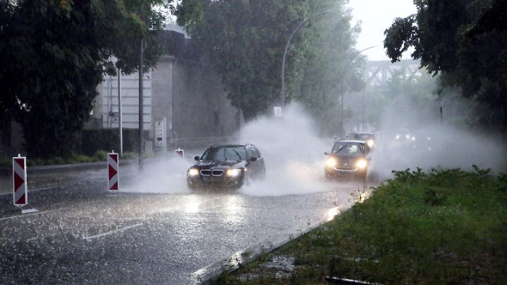  Berlin - Deutschland. Ein heftiges Unwetter mit Starkregen geht nieder, Autos fahren durch riesige Lachen. *** Berlin Germany A violent storm with heavy rain falls, cars drive through huge puddles