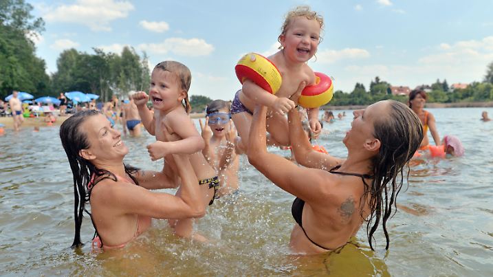 Bei hochsommerlichen Temperaturen über 30 Grad genießen Janin (l) und Andrea mit ihrem Nachwuchs am 04.08.2015 die Abkühlung im Heidebad in Halle/Saale (Sachsen-Anhalt). Der Strand des beliebten Naturbades war in den vergangenen Tagen prächtig gefüllt. Nach örtlichen Schauern und Gewittern rechnen die Meteorologen am Donnerstag und Freitag wieder mit extremer Hitze und die Seen und Freibäder mit zahlreichen Besuchern. Foto: Hendrik Schmidt/ZB +++(c) ZB-FUNKREGIO OST - Honorarfrei nur für Bezieher des ZB-Regiodienstes+++ | Verwendung weltweit